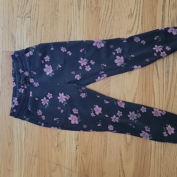 Gaps Kids Size 8 Sweatshirt and matching sweatpants. - Picture 3 of 5